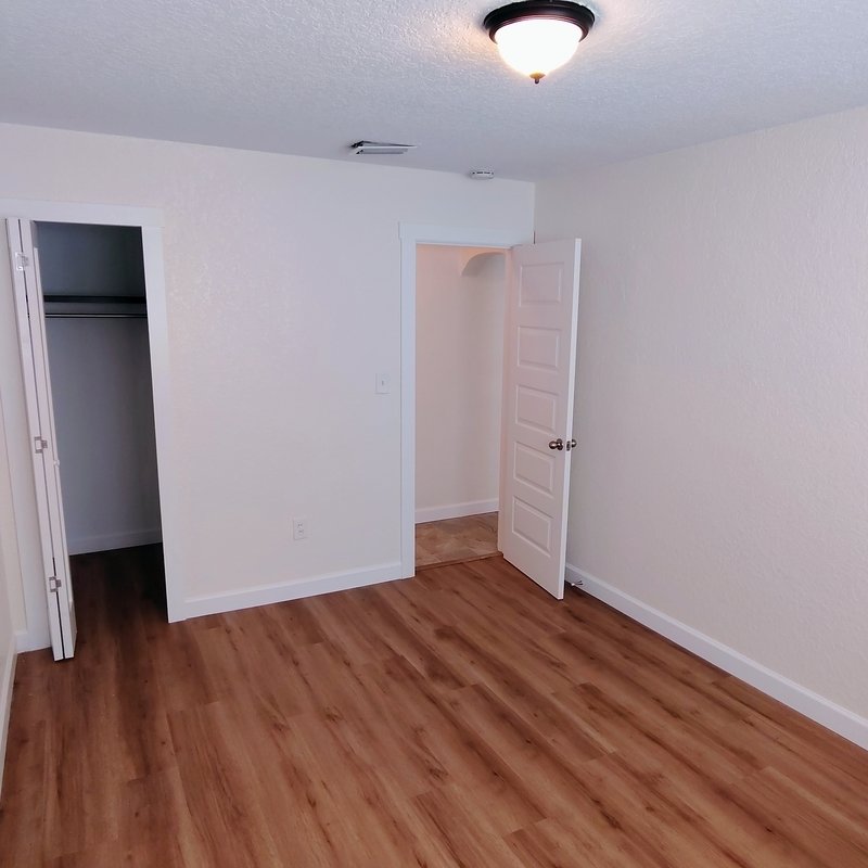 Spacious 2 bedroom nicely appointed upgrades property image