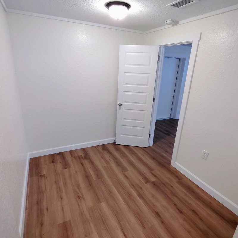 Spacious 2 bedroom nicely appointed upgrades property image