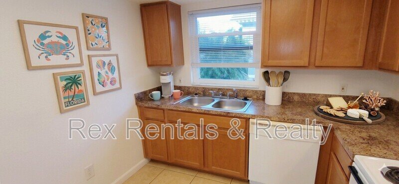 Downtown Gulfport, never flooded, earn a free month's rent property image