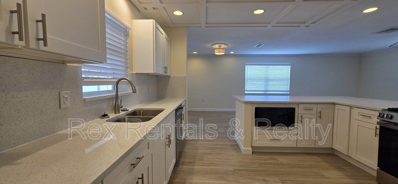 Waterfront 2 bed 2 bath with bonus room in Patrician Point property image
