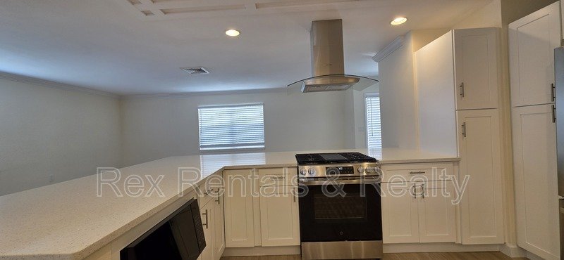 Waterfront 2 bed 2 bath with bonus room in Patrician Point property image