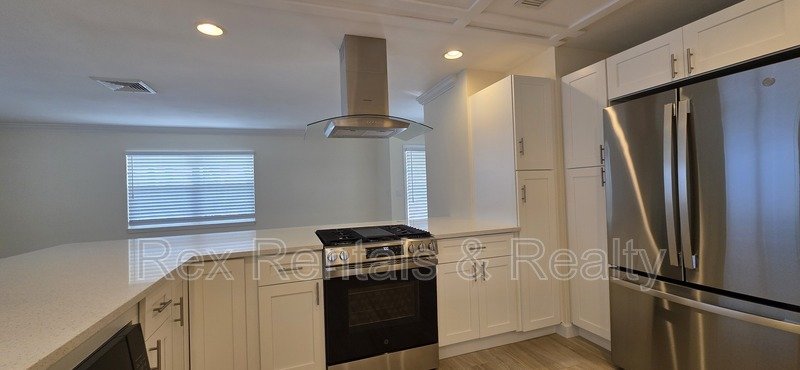 Waterfront 2 bed 2 bath with bonus room in Patrician Point property image