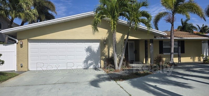 Waterfront 2 bed 2 bath with bonus room in Patrician Point property image