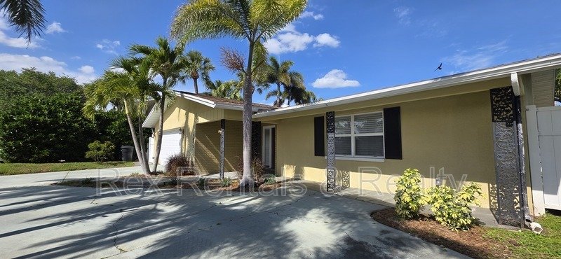 Waterfront 2 bed 2 bath with bonus room in Patrician Point property image