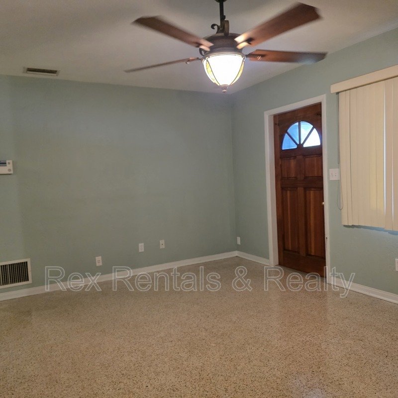 Charming 2BR/1BA with full garage Great St. Pete Location property image