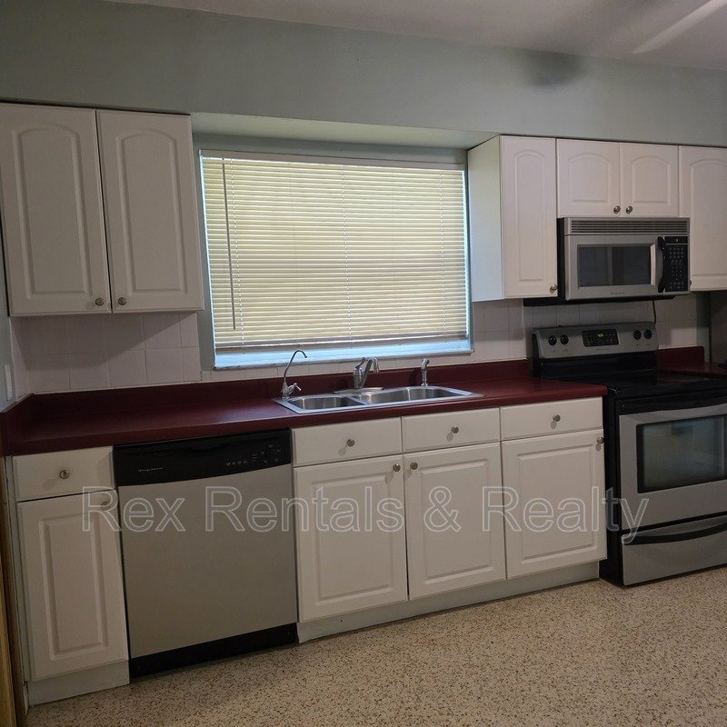 Charming 2BR/1BA with full garage Great St. Pete Location property image