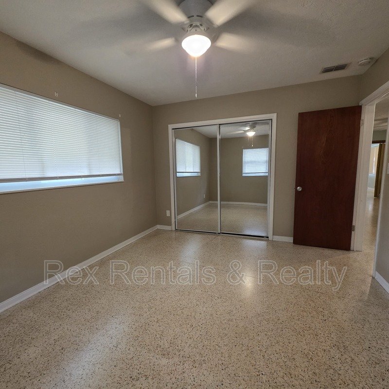 Charming 2BR/1BA with full garage Great St. Pete Location property image